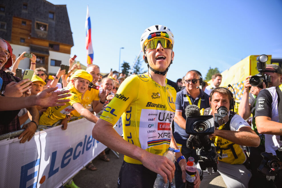 Priebežn&eacute; v&yacute;sledky Tour de France 2026: Pogačar op&auml;ť nav&yacute;&scaron;il n&aacute;skok, Carapaz si obliekol bodkovan&yacute; dres