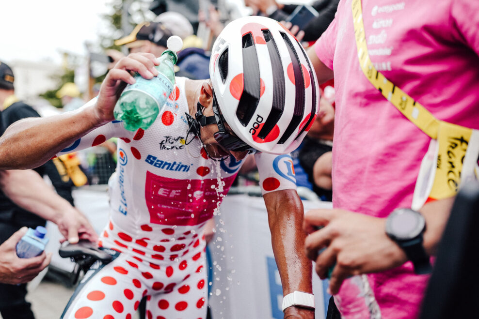 &bdquo;Bol som &uacute;plne na limite.&ldquo; Richard Carapaz zavŕ&scaron;il vysn&iacute;van&uacute; Tour triumfom na Alpe d&rsquo;Huez a ziskom bodkovan&eacute;ho dresu