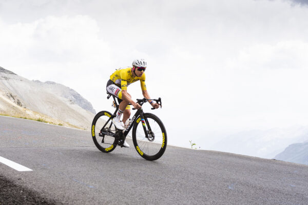 Najrýchlejšia Tour de France v histórii. Pri víťazstve Tadeja Pogačara dosiahla priemerná rýchlosť 43,326 km/h