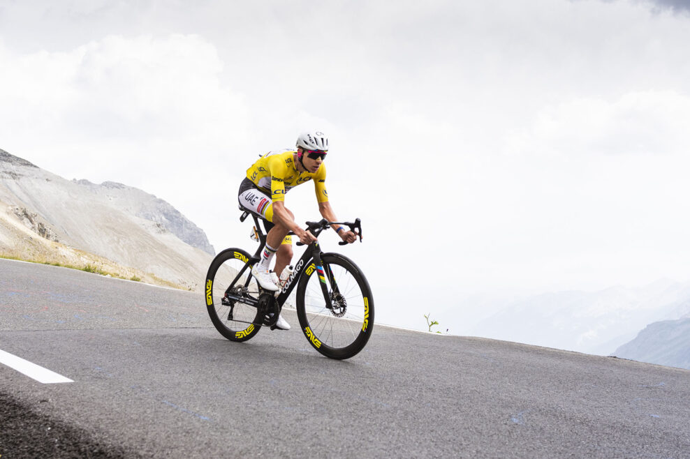 Najrýchlejšia Tour de France v histórii. Pri víťazstve Tadeja Pogačara dosiahla priemerná rýchlosť 43,326 km/h