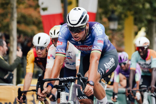 Mathieu van der Poel vyhral v poslednú etapu Tour de France po neuveriteľnej dráme na Champs-Élysées