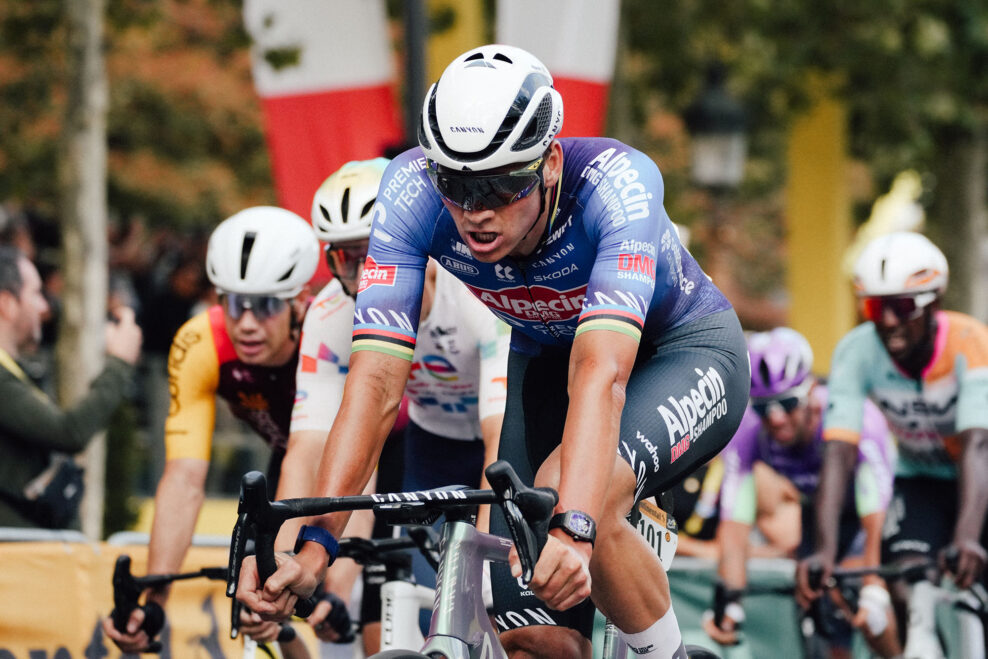 Mathieu van der Poel vyhral posledn&uacute; etapu Tour de France po neuveriteľnej dr&aacute;me na Champs-&Eacute;lys&eacute;es