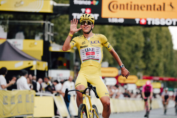 Tadej Pogačar bol na Tour de France nezastaviteľný. Žltý dres získal piatykrát a vyrovnal historický rekord