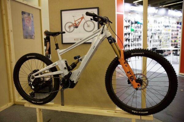 Orange ukázal prototyp e-biku Patriot s motorom Avinox aj 32-palcový koncept Clockwork