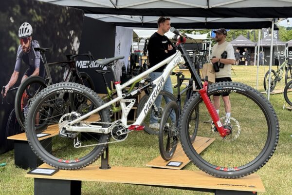 Prvý zjazdový bicykel Meridy po viac než desaťročí vznikol spojením dvoch modelov