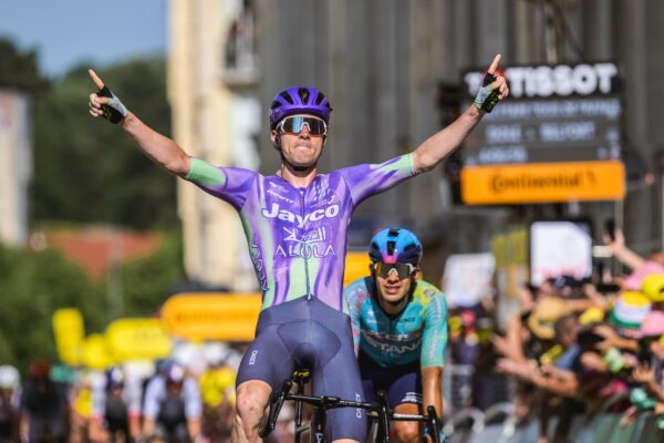 Mauro Schmid vyhral z úniku trinástu etapu Tour de France, Pidcock sa vrátil do boja o pódium