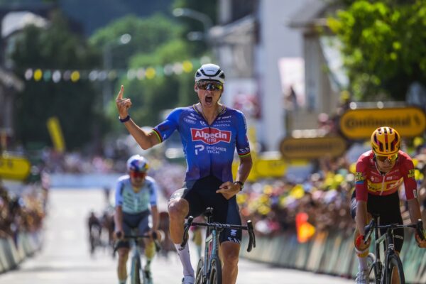 Mathieu van der Poel vyhral po takmer 100 kilometroch v úniku deviatu etapu Tour de France