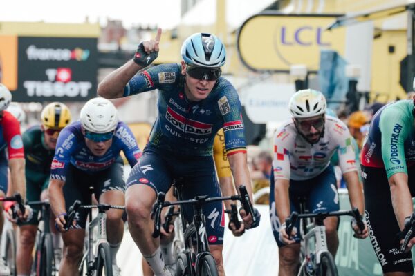 Tim Merlier zavŕšil etapový hetrik na Tour de France. Záverečný šprint poznačil hromadný pád