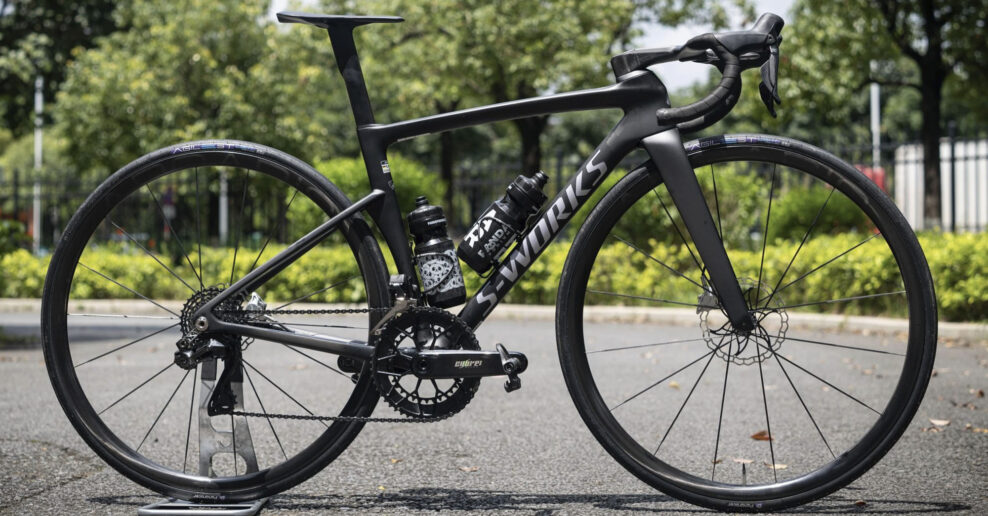 Toto je najľah&scaron;&iacute; Specialized S-Works SL9 na svete. M&aacute; č&iacute;nske komponenty a v&aacute;ži iba 4,98 kg