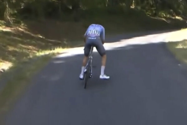 Prečo si Tom Pidcock kopal do prehadzovačky počas etapy na Tour de France?