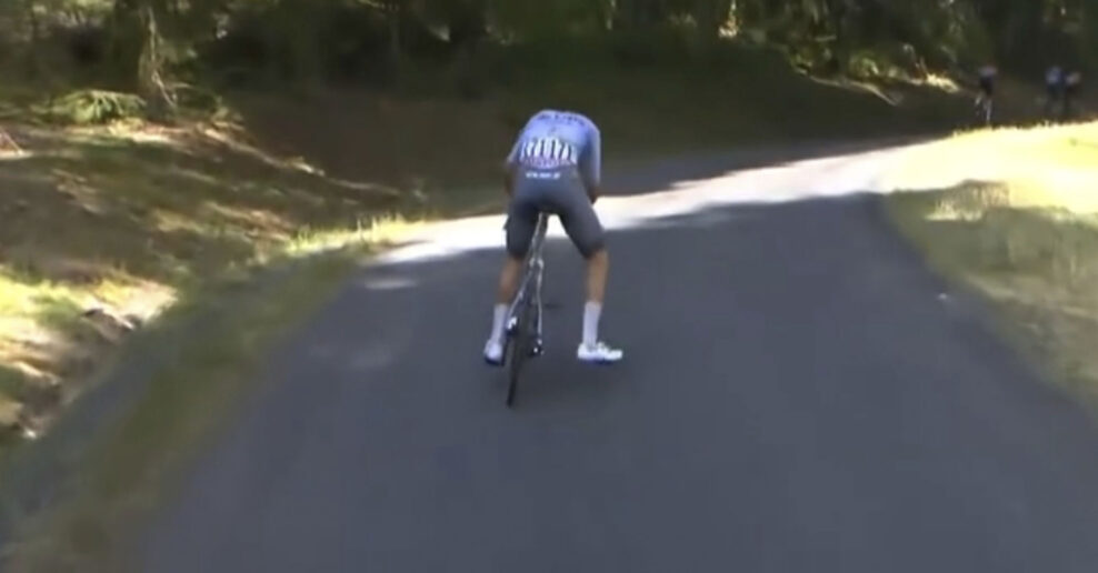 Prečo si Tom Pidcock kopal do prehadzovačky počas etapy na Tour de France?