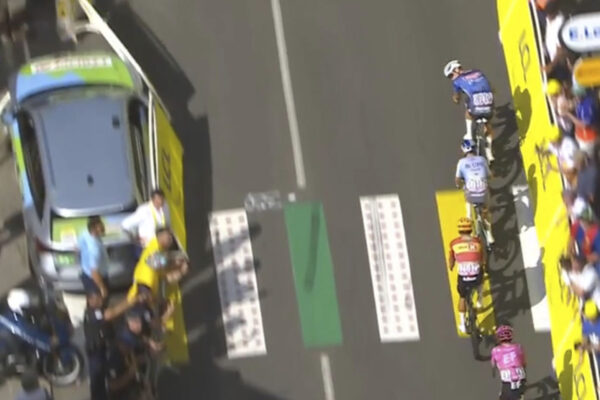 Sprievodn&eacute; vozidlo na Tour de France narazilo pred cieľom do bari&eacute;r, zranilo osem div&aacute;kov