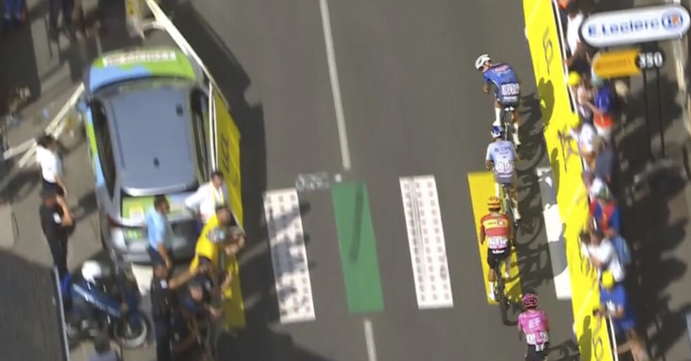 Sprievodné vozidlo na Tour de France narazilo pred cieľom do bariér, zranilo osem divákov