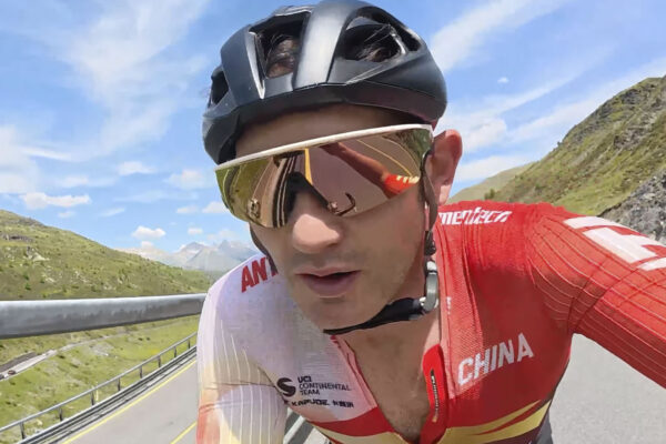 Jazdca diskvalifikovali za okuliare s kamerou. Poukázal na rozdielne pravidlá oproti Tour de France