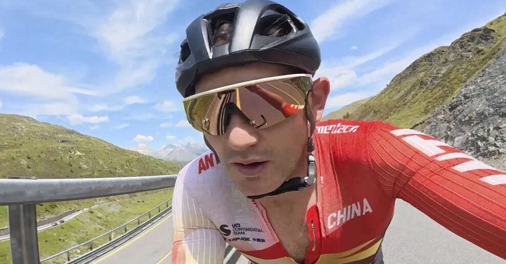 Jazdca diskvalifikovali za okuliare s kamerou. Poukázal na rozdielne pravidlá oproti Tour de France