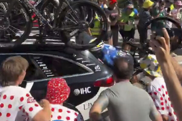  VIDEO | Rubio narazil tvárou do auta tímu UAE po tom, ako fanúšik zablokoval cestu na Alpe d’Huez