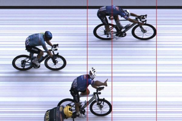Mathieu van der Poel vyhral v poslednú etapu Tour de France po neuveriteľnej dráme na Champs-Élysées