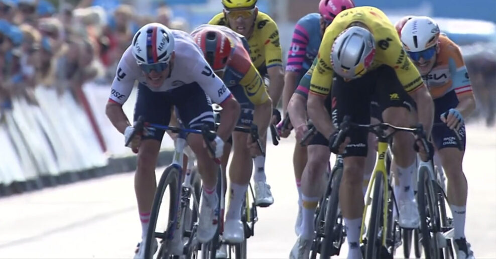 Lukáš Kubiš vybojoval druhé miesto v šprinte proti Woutovi van Aertovi v úvodnej etape Okolo Dánska