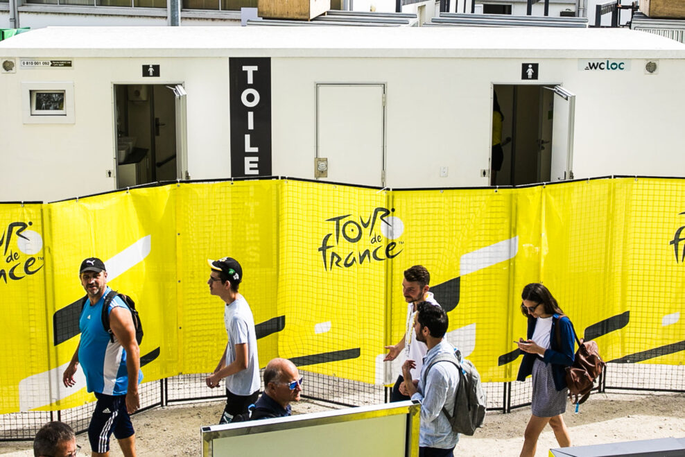Čo robia pretekári na Tour de France, keď potrebujú ísť na veľkú potrebu?