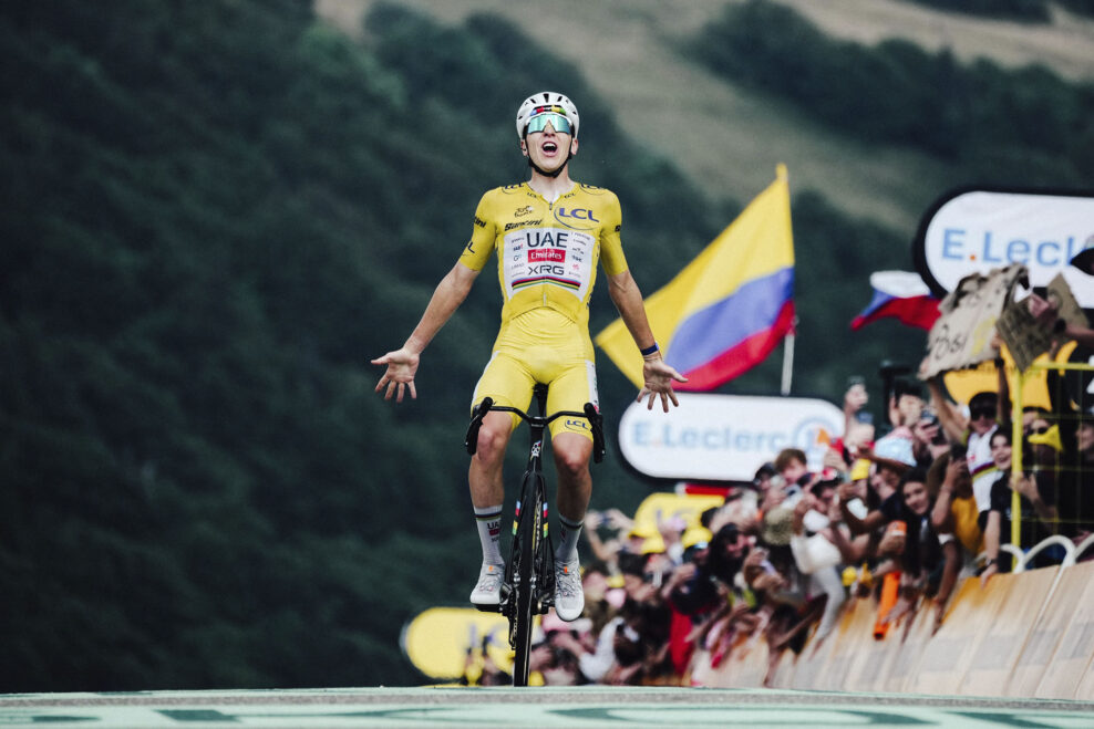 Tadej Pogačar vyrovnal rekord Petra Sagana na Tour de France. Jedin&yacute;m &uacute;tokom op&auml;ť zničil v&scaron;etk&yacute;ch s&uacute;perov