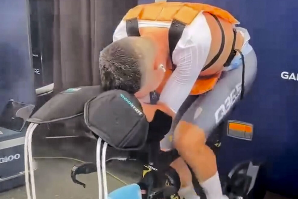 Tom Pidcock použil pred časovkou na Tour de France špeciálne chladiace rukavice