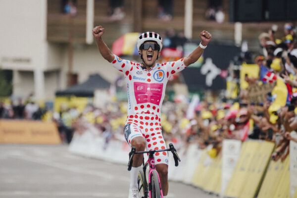 Carapaz využil dva pády Kussa a ovládol kráľovskú etapu. Pogačar doviedol Del Tora na pódium Tour de France