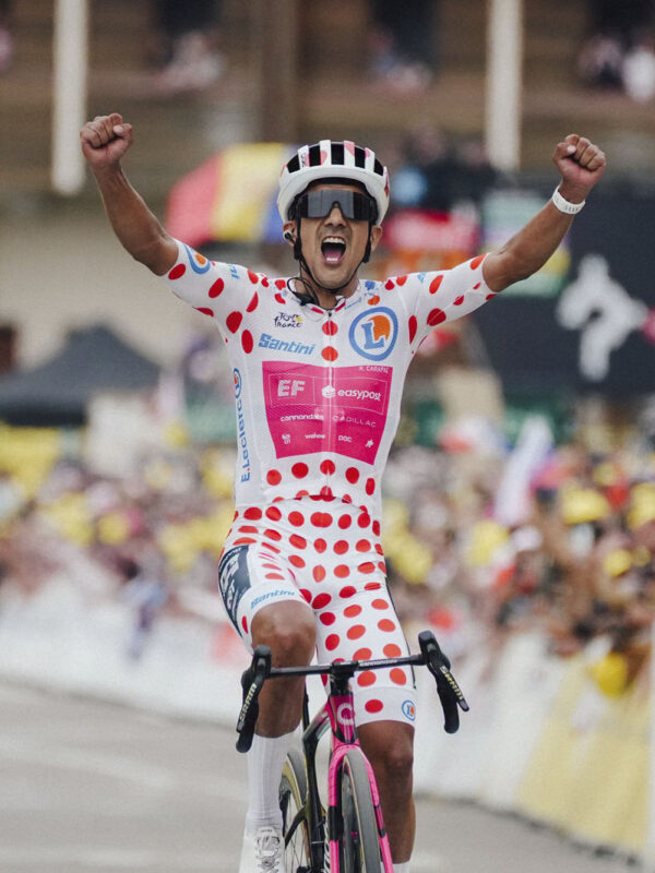 Carapaz využil dva pády Kussa a ovládol kráľovskú etapu. Pogačar doviedol Del Tora na pódium Tour de France
