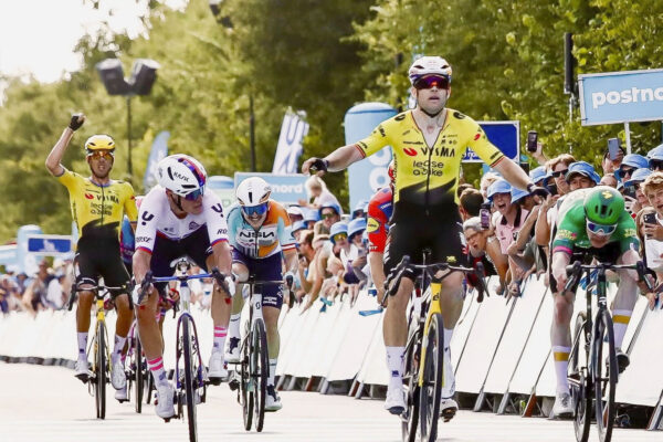 Wout van Aert premenil návrat po zranení na okamžité víťazstvo. V šprinte porazil Lukáša Kubiša