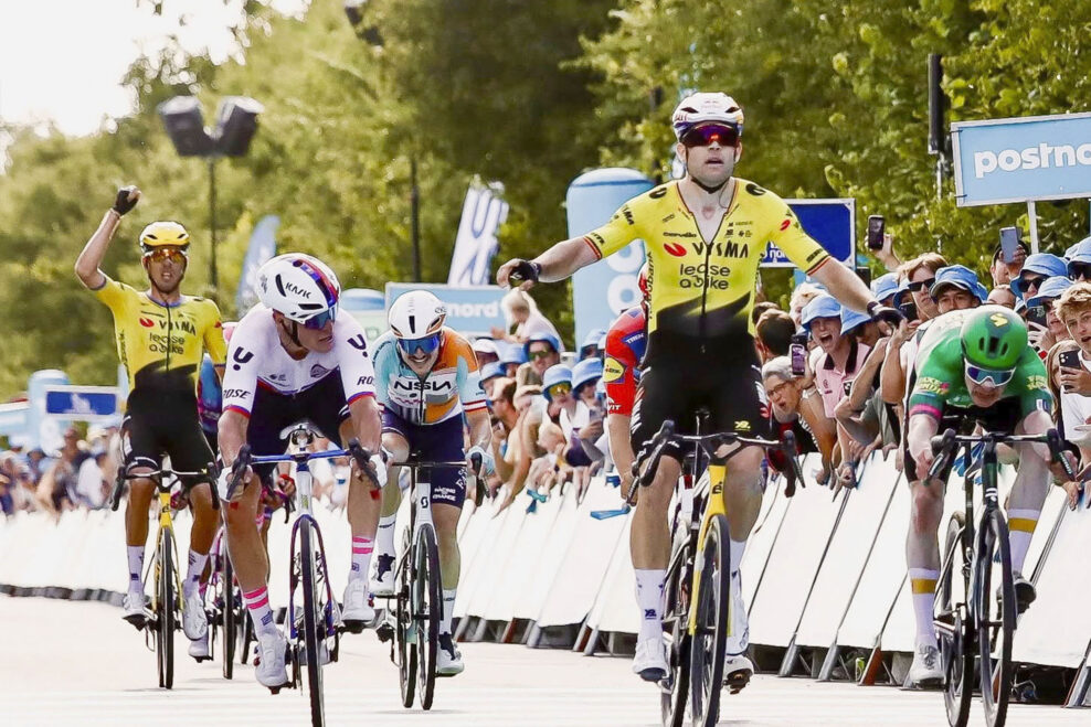Wout van Aert premenil návrat po zranení na okamžité víťazstvo. V šprinte porazil Lukáša Kubiša
