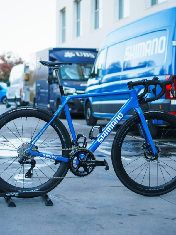 Nechce naň nasadnúť žiadny jazdec. Bicykel neutrálneho servisu Shimano má desaťročný rám aj teleskopickú sedlovku