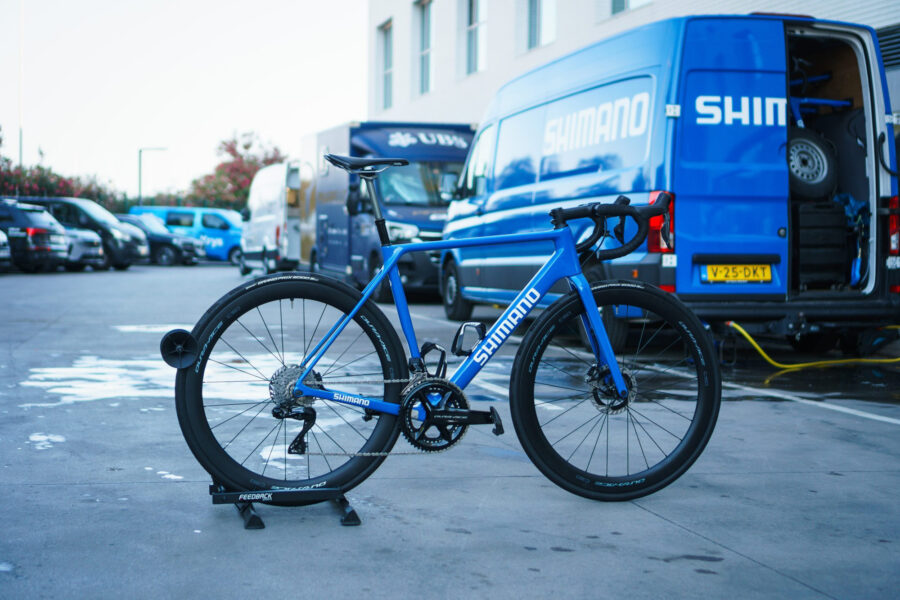 Nechce naň nasadnúť žiadny jazdec. Bicykel neutrálneho servisu Shimano má desaťročný rám aj teleskopickú sedlovku