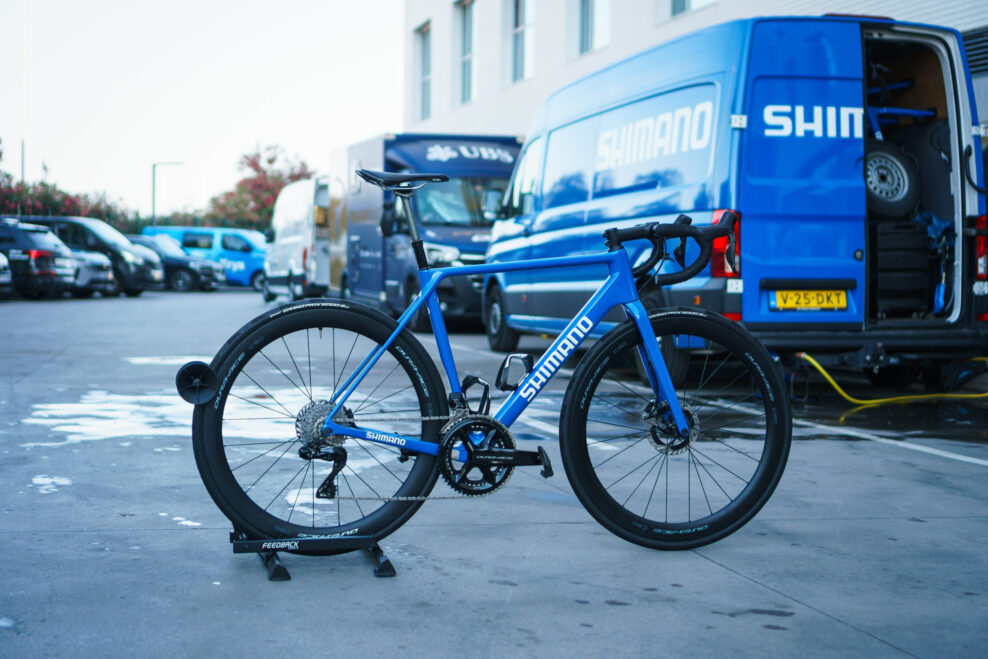Nechce naň nasadn&uacute;ť žiadny jazdec. Bicykel neutr&aacute;lneho servisu Shimano m&aacute; desaťročn&yacute; r&aacute;m aj teleskopick&uacute; sedlovku