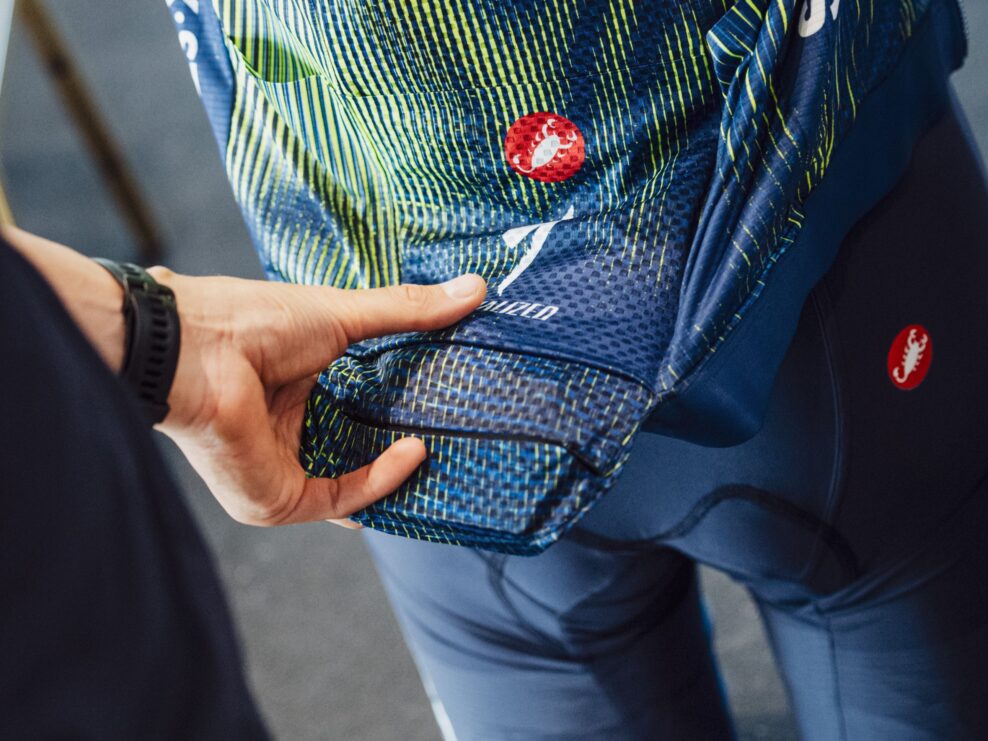 Castelli predstavilo cyklistický airbag s hmotnosťou dvoch gélov. Má chrániť chrbticu bez obmedzenia výkonu