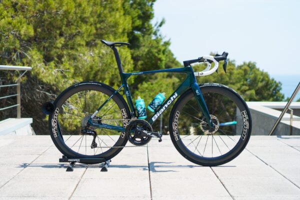 Bicykel Mateja Mohoriča patrí medzi najkrajšie na Tour de France 2026. Váži iba o niečo viac, ako je minimálny limit UCI
