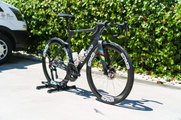 Colnago Y1Rs Tadeja Pogačara pre Tour de France 2026 je takmer o pol kila ťažšie ako bicykel Jonasa Vingegaarda