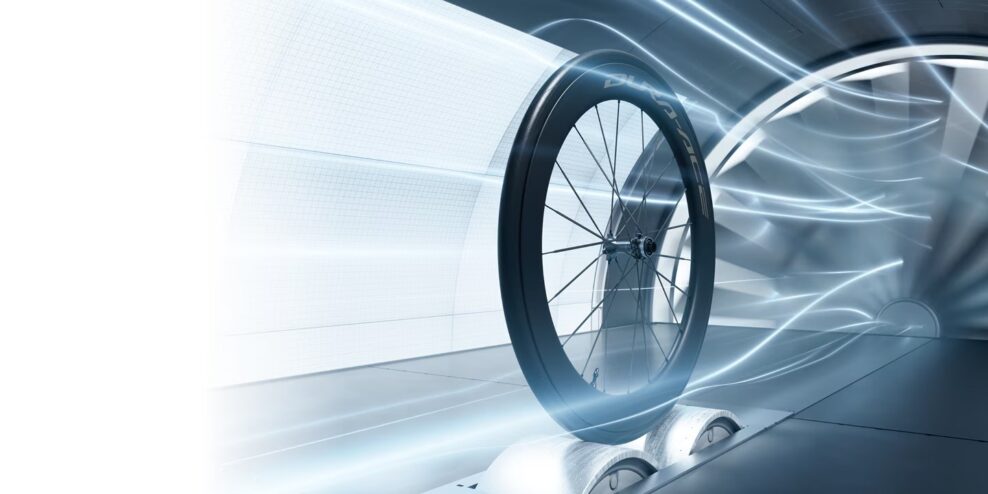 Nov&eacute; koles&aacute; Shimano Dura-Ace s&uacute; ľah&scaron;ie, optimalizovan&eacute; pre 30 mm pl&aacute;&scaron;te a naďalej využ&iacute;vaj&uacute; tradičn&eacute; n&aacute;boje