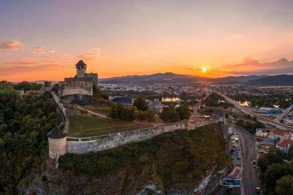 Na Slovensko za kultúrou & históriou. Objavte tieto štyri hrady neďaleko Kálnice