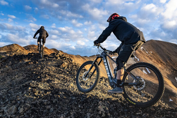 Sú elektrobicykle už príliš výkonné? Trek obmedzuje rýchlosť svojich e-MTB