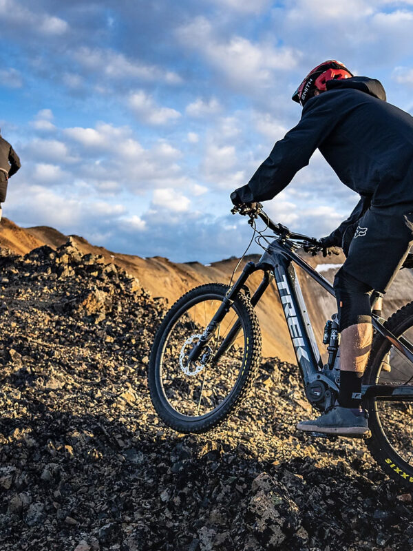 Sú elektrobicykle už príliš výkonné? Trek obmedzuje rýchlosť svojich e-MTB