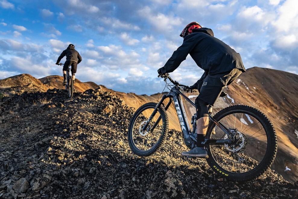 S&uacute; elektrobicykle už pr&iacute;li&scaron; v&yacute;konn&eacute;? Trek obmedzuje r&yacute;chlosť svojich e-MTB