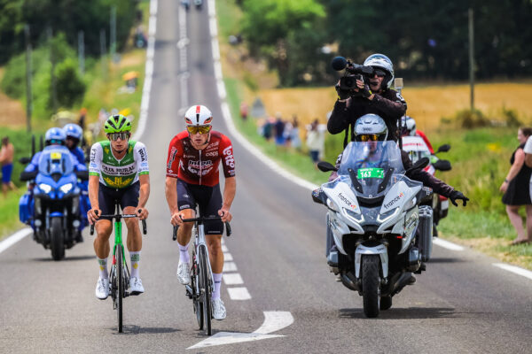 Televízne motorky na Tour de France pomáhajú únikom a organizátori tak úmyselne ovplyvňujú preteky, hovorí George Bennett