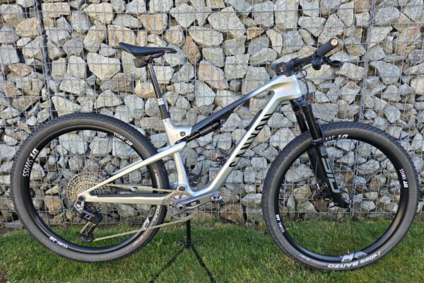 Canyon LUX TRAIL CF9 AXS, v záruke