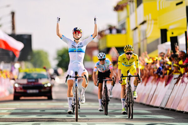 Demi Vollering porazila v šprinte Reusser a Niewiadomu a vyhrala piatu etapu Tour de France Femmes