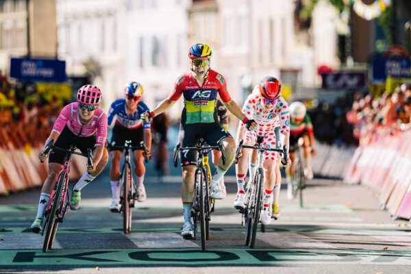 Kim Le Court-Pienaar ovládla šprint malej skupiny a vyhrala šiestu etapu Tour de France Femmes
