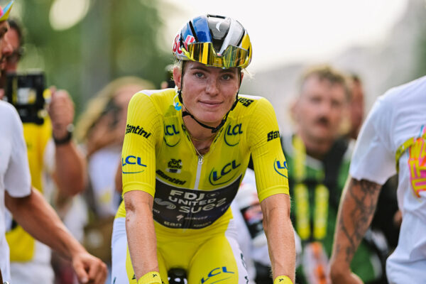 „Chcela som jasne ukázať, že sme nevyhrali pre včerajší incident.“ Demi Vollering spečatila víťazstvo Tour de France Femmes dominantným sólom