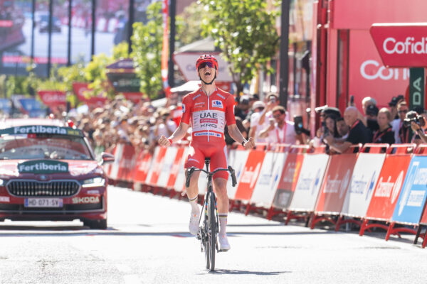 Tadej Pogačar pokračuje v dominancii aj na Vuelte. Zaútočil už 50 km pred cieľom a dosiahol svoje najdlhšie sólo víťazstvo na Grand Tour