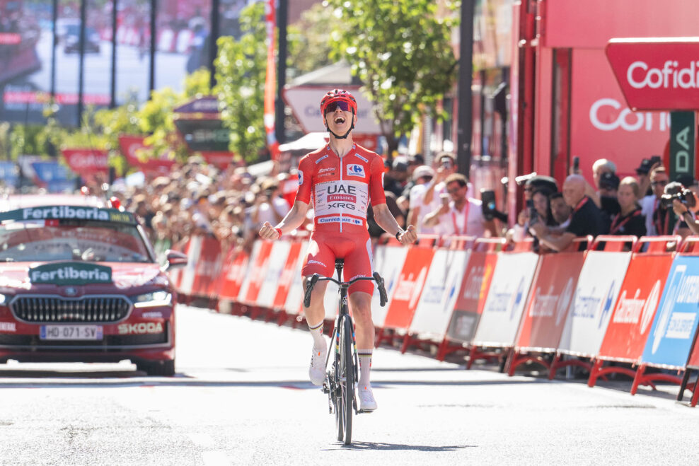Tadej Pogačar pokračuje v dominancii aj na Vuelte. Za&uacute;točil už 50 km pred cieľom a dosiahol svoje najdlh&scaron;ie s&oacute;lo v&iacute;ťazstvo na Grand Tour