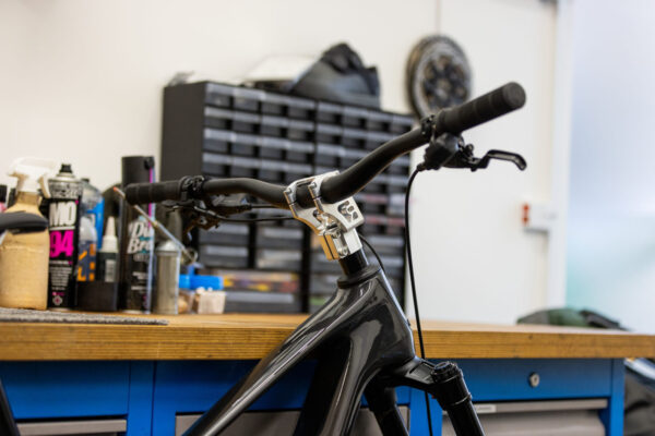 Sú predstavce s negatívnym dosahom budúcnosťou MTB kokpitov?