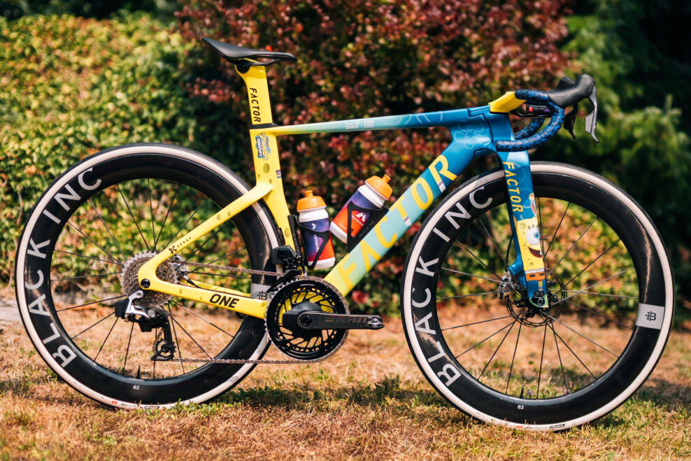 Najzauj&iacute;mavej&scaron;&iacute; bicykel na Tour de France Femmes 2026? Detaily &scaron;peci&aacute;lnej ed&iacute;cie Factor One t&iacute;mu Human Powered Health