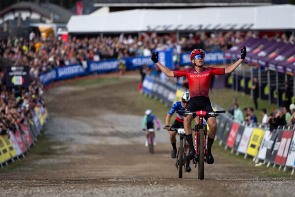 Adrien Boichis vyhral XCC na Svetovom pohári v Les Gets po súboji v poslednom kole. Van der Poel skončil desiaty